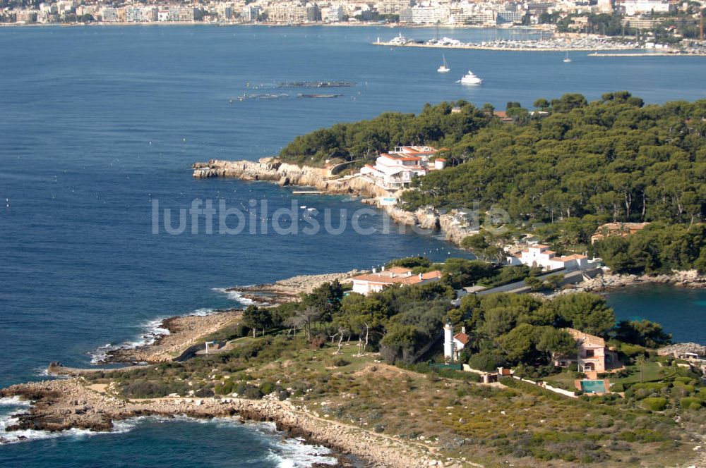 Antibes von oben - Wohngebiet am Cap d' Antibes und der Stadtteil Juan-les-Pins von Antibes