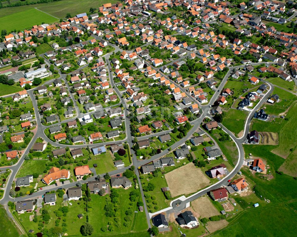 Angersbach aus der Vogelperspektive: Wohngebiet einer Einfamilienhaus- Siedlung in Angersbach im Bundesland Hessen, Deutschland