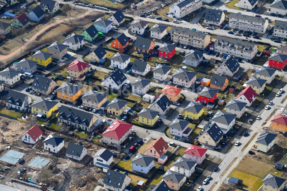 Berlin aus der Vogelperspektive: Wohngebiet einer Einfamilienhaus- Siedlung am Arturweg - Pilgramer Straße im Ortsteil Mahlsdorf in Berlin, Deutschland