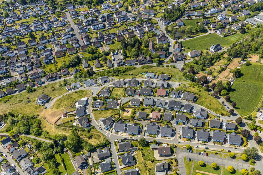 Attendorn von oben - Wohngebiet einer Einfamilienhaus- Siedlung in Attendorn im Bundesland Nordrhein-Westfalen, Deutschland