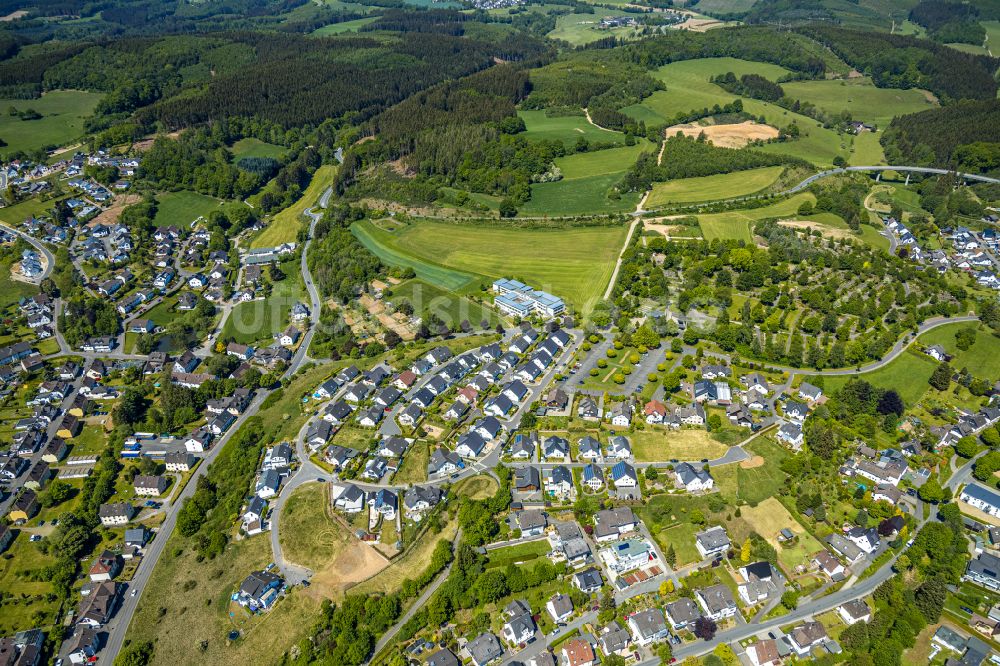 Luftaufnahme Attendorn - Wohngebiet einer Einfamilienhaus- Siedlung in Attendorn im Bundesland Nordrhein-Westfalen, Deutschland