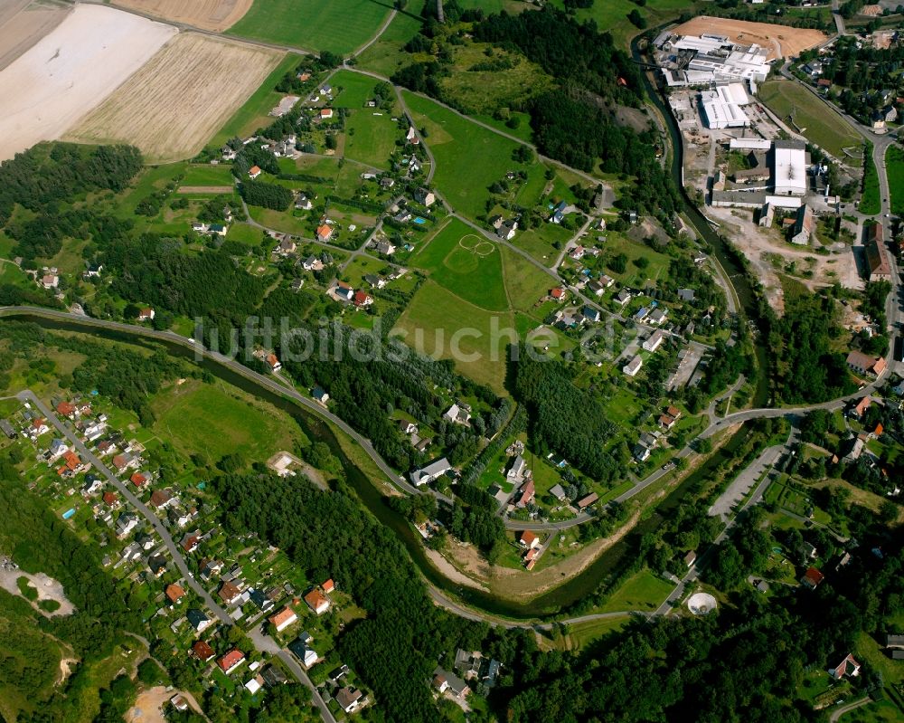 Halsbrücke von oben - Wohngebiet einer Einfamilienhaus- Siedlung an der August-Bebel-Straße in Halsbrücke im Bundesland Sachsen, Deutschland