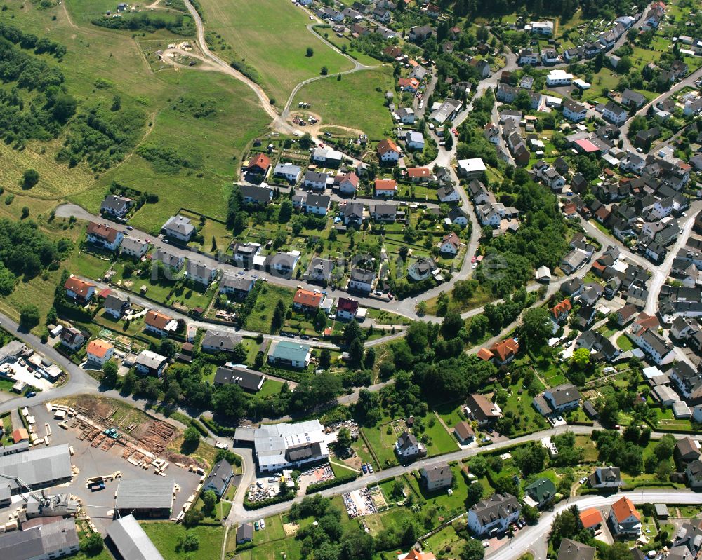 Ballersbach aus der Vogelperspektive: Wohngebiet einer Einfamilienhaus- Siedlung in Ballersbach im Bundesland Hessen, Deutschland