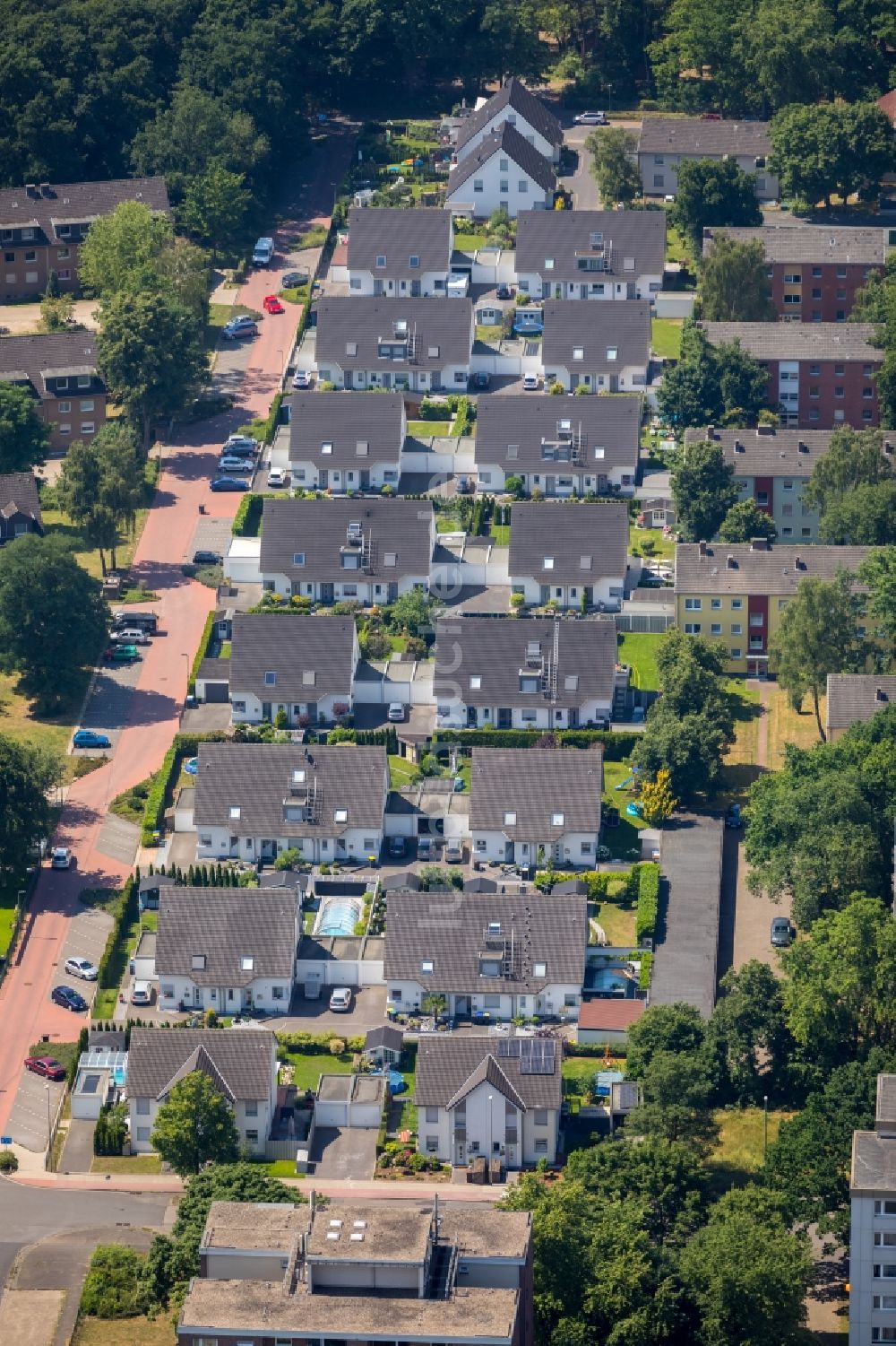 Voerde (Niederrhein) aus der Vogelperspektive: Wohngebiet einer Einfamilienhaus- Siedlung an der Barbarastraße in Voerde (Niederrhein) im Bundesland Nordrhein-Westfalen - NRW, Deutschland