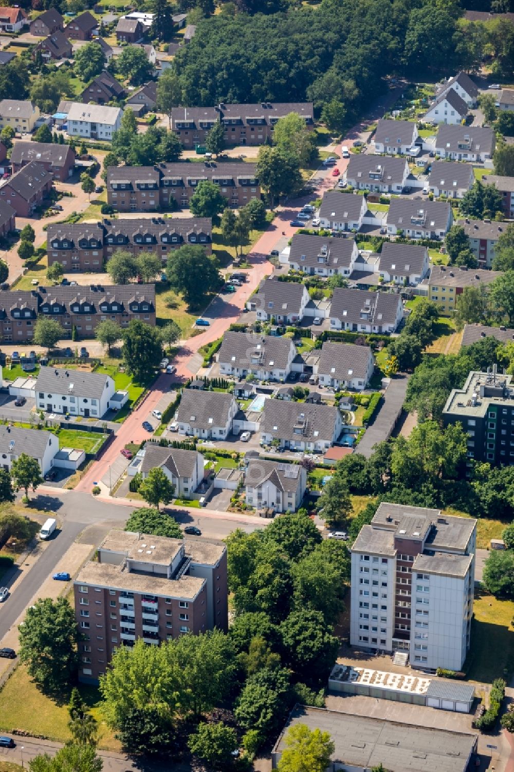 Luftbild Voerde (Niederrhein) - Wohngebiet einer Einfamilienhaus- Siedlung an der Barbarastraße in Voerde (Niederrhein) im Bundesland Nordrhein-Westfalen - NRW, Deutschland