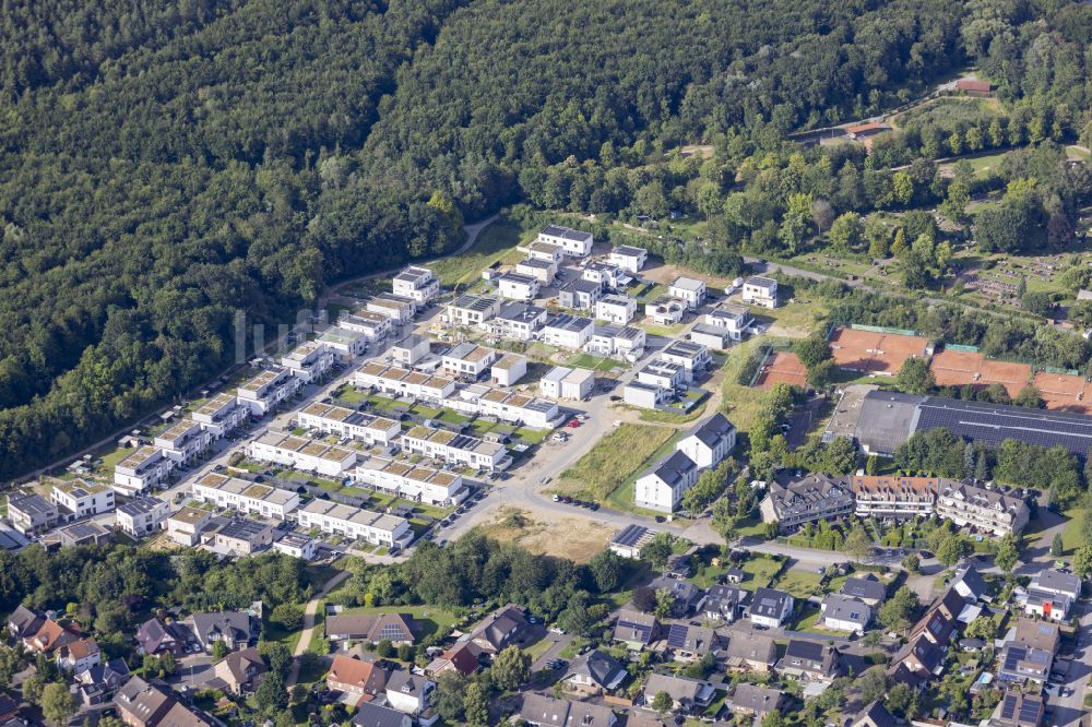 Kaster aus der Vogelperspektive: Wohngebiet einer Einfamilienhaus-Siedlung in Bedburg Ortsteil Kaster im Bundesland Nordrhein-Westfalen, Deutschland