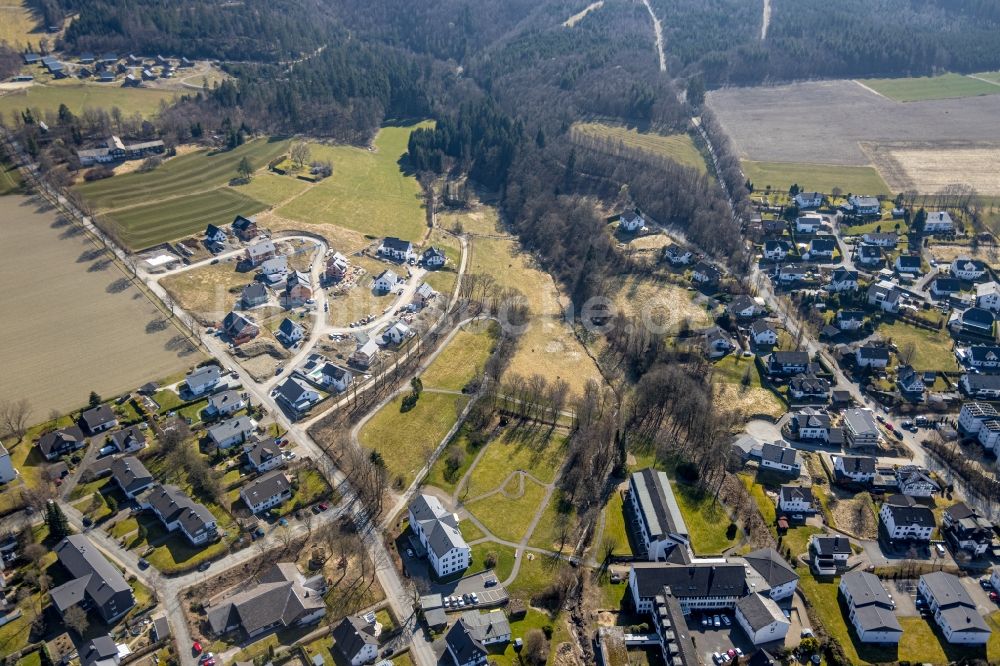 Bergdorf LiebesGrün von oben - Wohngebiet einer Einfamilienhaus- Siedlung in Bergdorf LiebesGrün im Bundesland Nordrhein-Westfalen, Deutschland