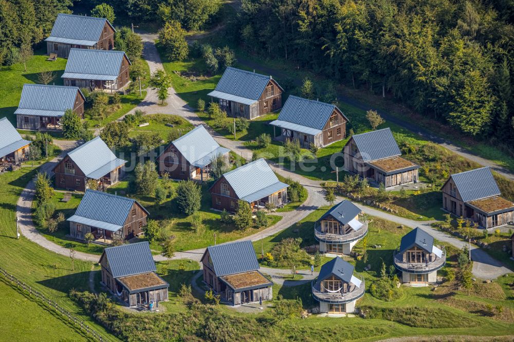 Luftaufnahme Bergdorf LiebesGrün - Wohngebiet einer Einfamilienhaus- Siedlung in Bergdorf LiebesGrün im Bundesland Nordrhein-Westfalen, Deutschland