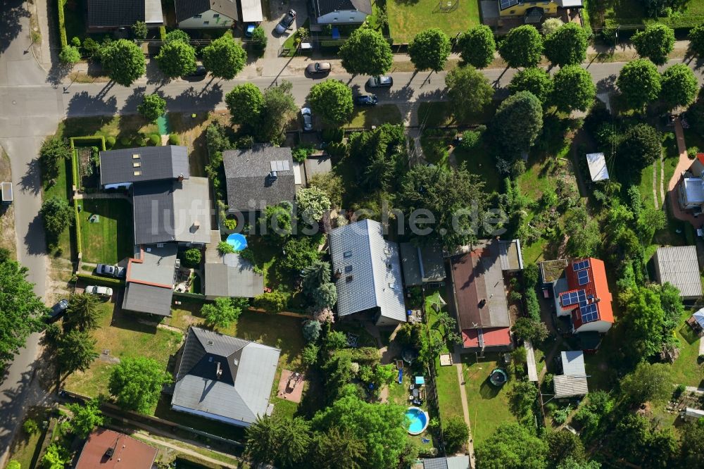 Berlin von oben - Wohngebiet einer Einfamilienhaus- Siedlung Bergedorfer Straße - Eichenstraße im Ortsteil Kaulsdorf in Berlin, Deutschland