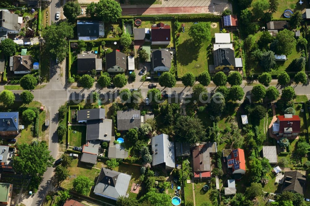 Luftbild Berlin - Wohngebiet einer Einfamilienhaus- Siedlung Bergedorfer Straße - Eichenstraße im Ortsteil Kaulsdorf in Berlin, Deutschland