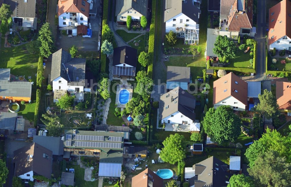 Berlin aus der Vogelperspektive: Wohngebiet einer Einfamilienhaus- Siedlung in Berlin