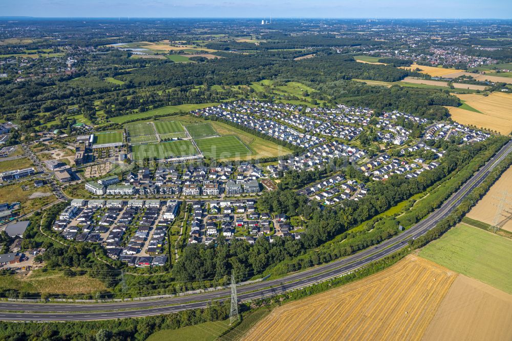 Luftbild Dortmund - Wohngebiet einer Einfamilienhaus- Siedlung Brackeler Feld und das BVB-Trainingszentrum im Ortsteil Brackel in Dortmund im Bundesland Nordrhein-Westfalen, Deutschland