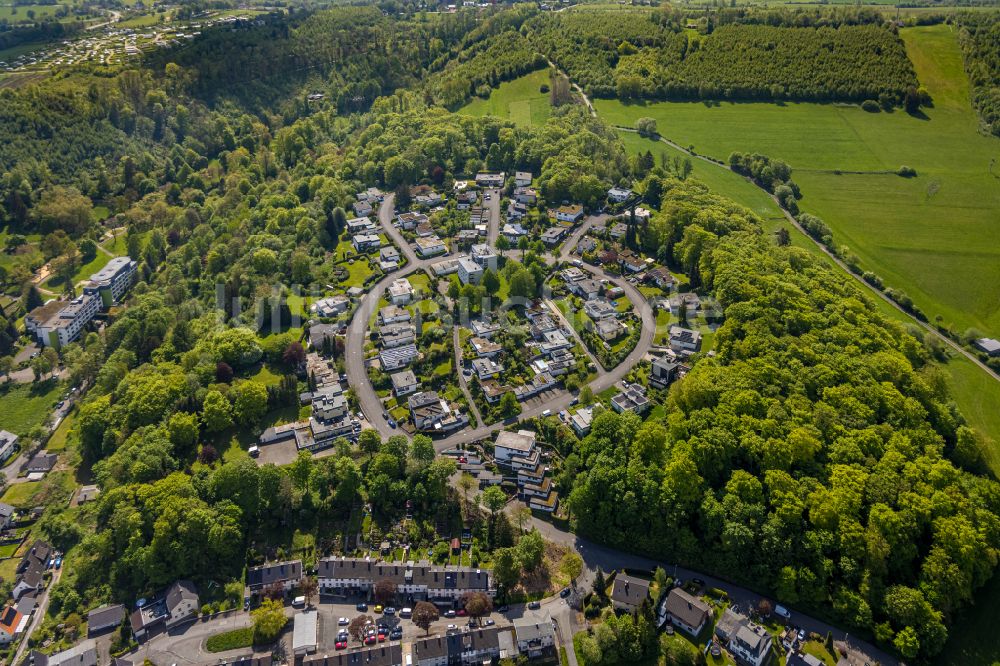 Luftaufnahme Brilon - Wohngebiet einer Einfamilienhaus- Siedlung in Brilon im Bundesland Nordrhein-Westfalen, Deutschland