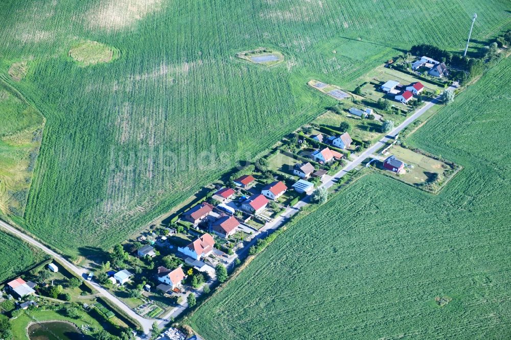 Sponholz aus der Vogelperspektive: Wohngebiet einer Einfamilienhaus- Siedlung am Burg Stargarder Weg in Sponholz im Bundesland Mecklenburg-Vorpommern, Deutschland