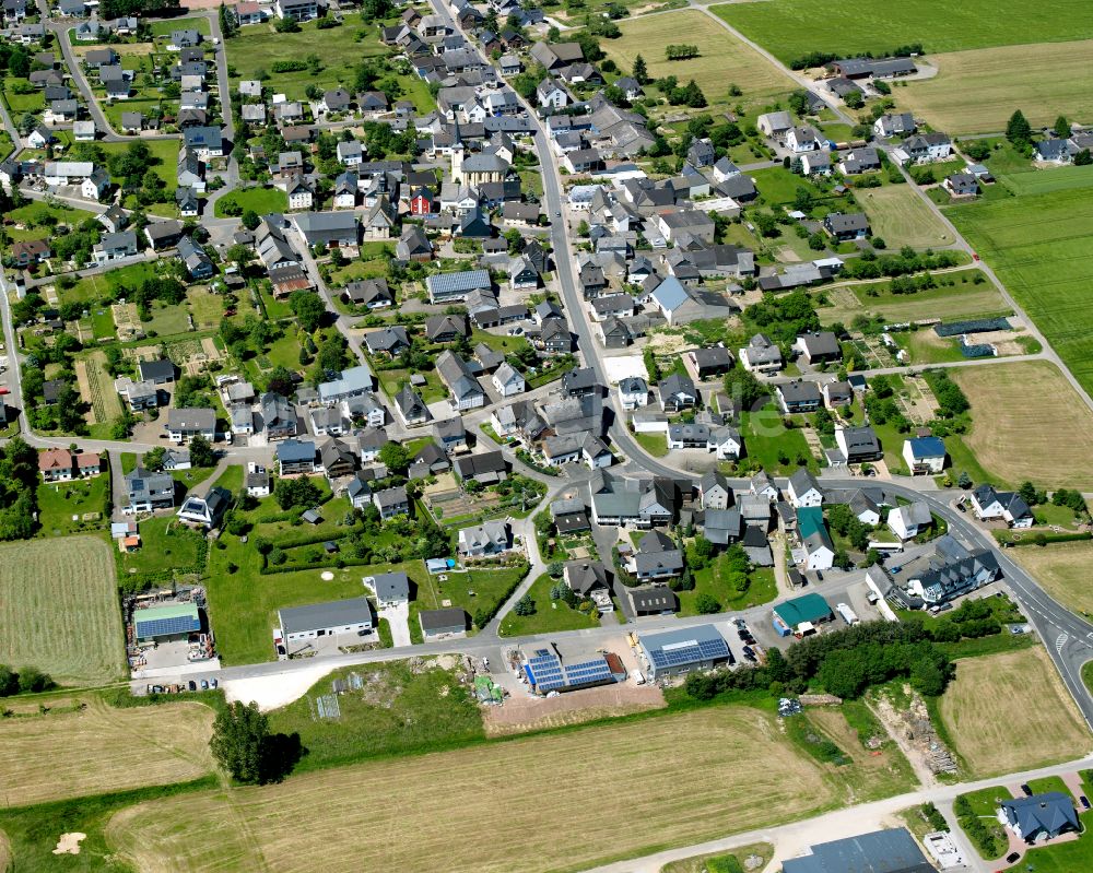 Dickenschied von oben - Wohngebiet einer Einfamilienhaus- Siedlung in Dickenschied im Bundesland Rheinland-Pfalz, Deutschland