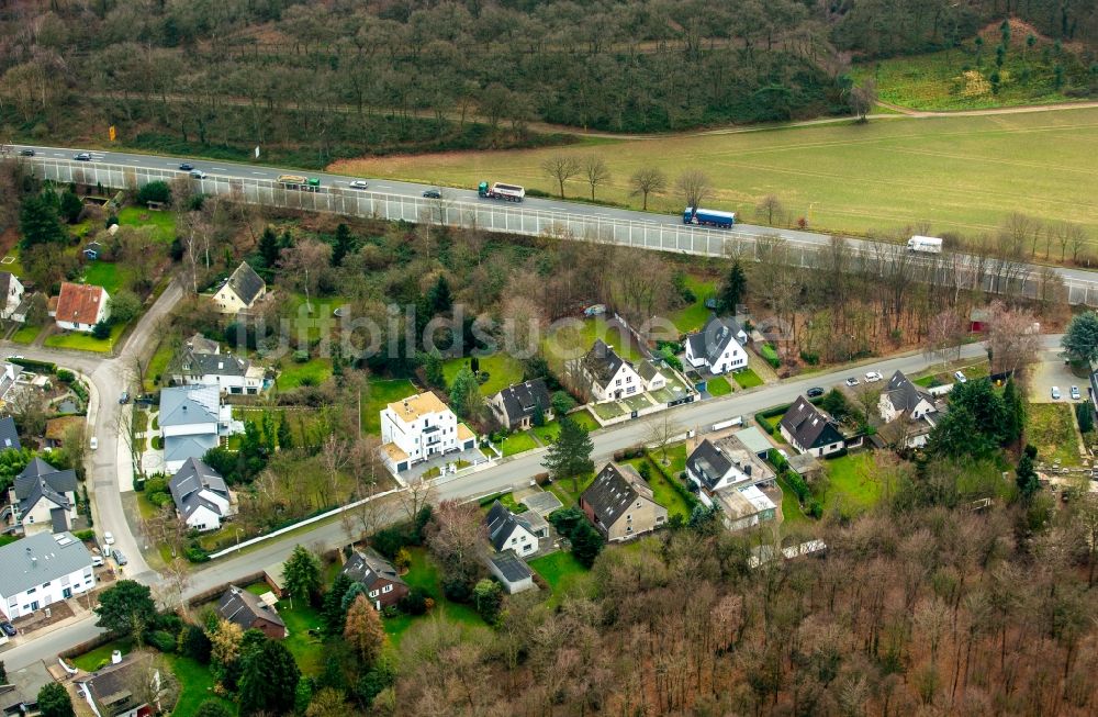 Duisburg von oben - Wohngebiet einer Einfamilienhaus- Siedlung an der B255 in Duisburg im Bundesland Nordrhein-Westfalen