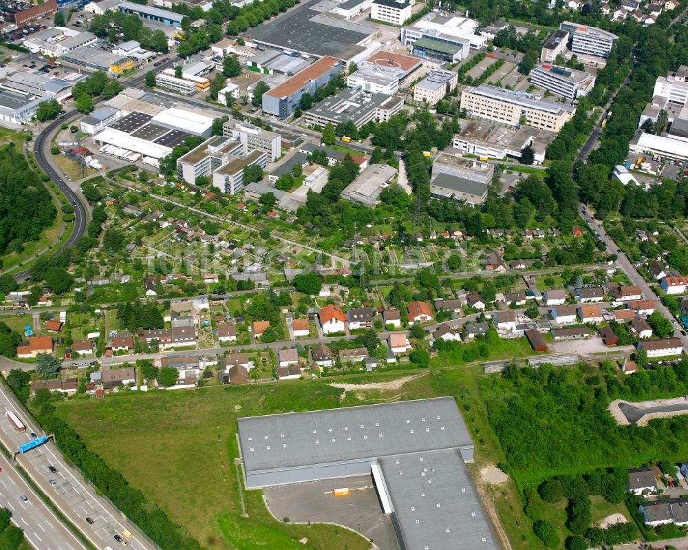 Durlach von oben - Wohngebiet einer Einfamilienhaus- Siedlung in Durlach im Bundesland Baden-Württemberg, Deutschland