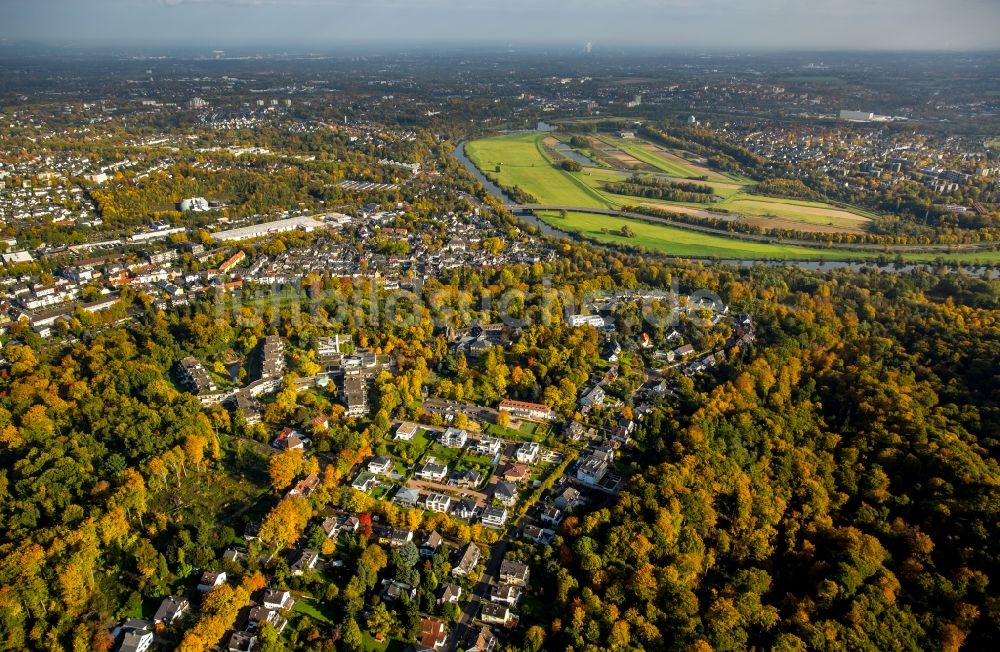 Rellinghausen aus der Vogelperspektive: Wohngebiet einer Einfamilienhaus- Siedlung in einem herbstlichen Wald in Rellinghausen im Bundesland Nordrhein-Westfalen