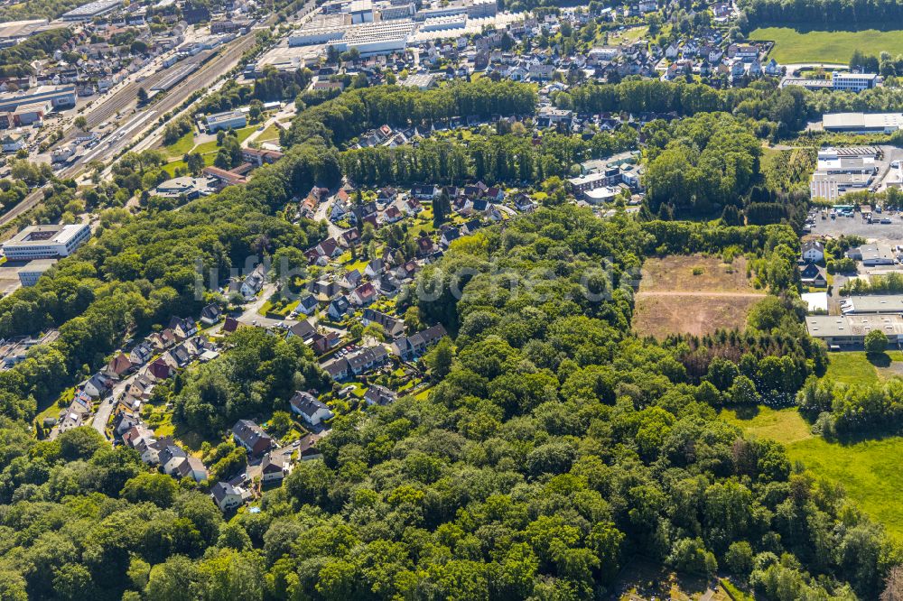 Luftaufnahme Herdringen - Wohngebiet einer Einfamilienhaus- Siedlung in einem Waldgebiet in Herdringen im Bundesland Nordrhein-Westfalen, Deutschland