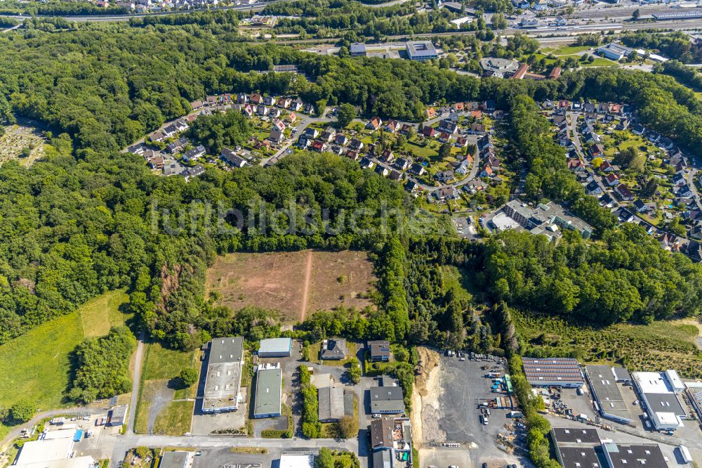 Herdringen von oben - Wohngebiet einer Einfamilienhaus- Siedlung in einem Waldgebiet in Herdringen im Bundesland Nordrhein-Westfalen, Deutschland