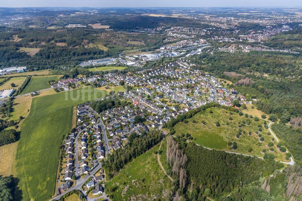 Luftaufnahme Menden (Sauerland) - Wohngebiet einer Einfamilienhaus- Siedlung entlang des Berkenhofskamp - Paschesiepen in Menden (Sauerland) im Bundesland Nordrhein-Westfalen, Deutschland