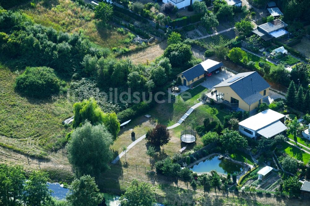 Luftbild Osterburg (Altmark) - Wohngebiet einer Einfamilienhaus- Siedlung entlang der Biese in Osterburg (Altmark) im Bundesland Sachsen-Anhalt, Deutschland