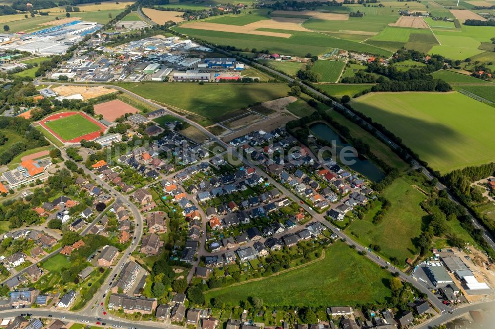 Luftaufnahme Alpen - Wohngebiet einer Einfamilienhaus- Siedlung entlang der Von-Dornik-Straße in Alpen im Bundesland Nordrhein-Westfalen, Deutschland