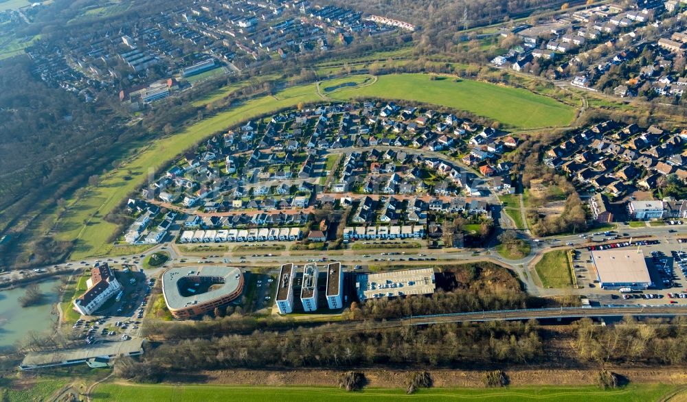 Duisburg aus der Vogelperspektive: Wohngebiet einer Einfamilienhaus- Siedlung entlang der Heinz-Trökes-Straße - Johannes-Molzahn-Straße in Duisburg im Bundesland Nordrhein-Westfalen, Deutschland