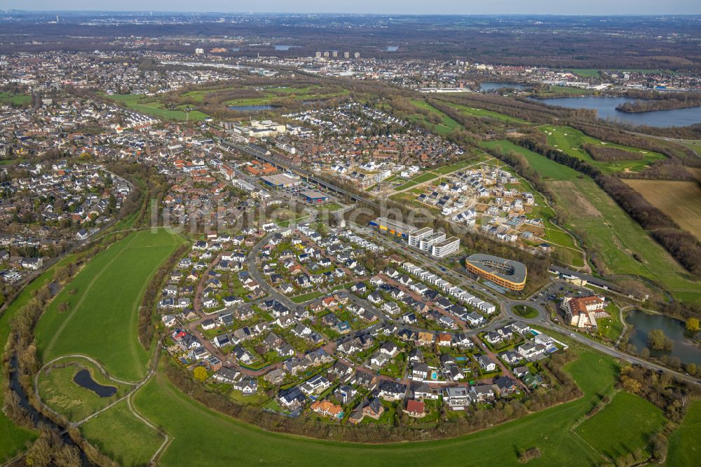 Duisburg aus der Vogelperspektive: Wohngebiet einer Einfamilienhaus- Siedlung entlang der Heinz-Trökes-Straße - Johannes-Molzahn-Straße in Duisburg im Bundesland Nordrhein-Westfalen, Deutschland