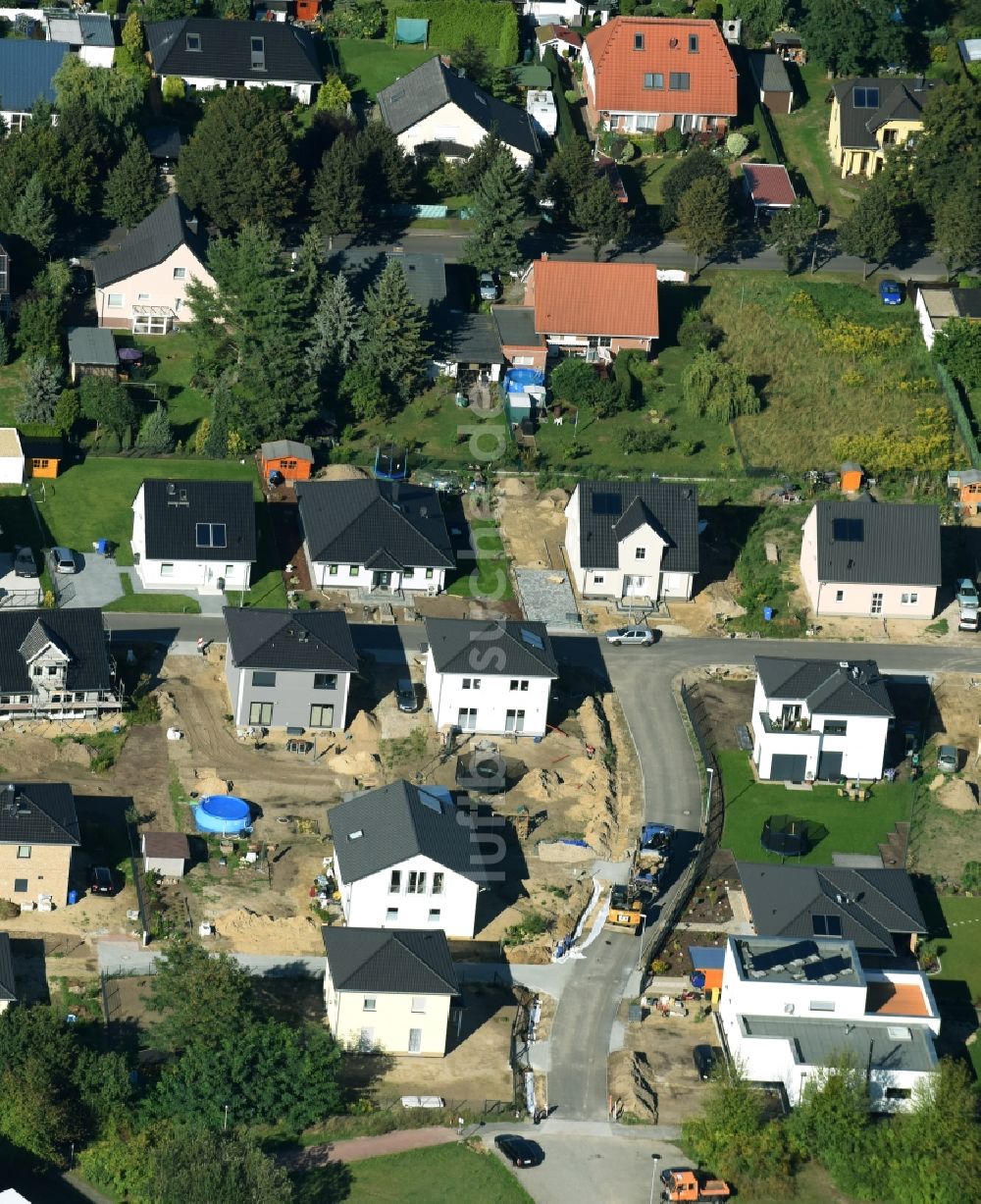 Vogelsdorf von oben - Wohngebiet einer Einfamilienhaus- Siedlung entlang der Hosemannstraße Ecke Bettina-von-Arnim-Straße in Vogelsdorf im Bundesland Brandenburg