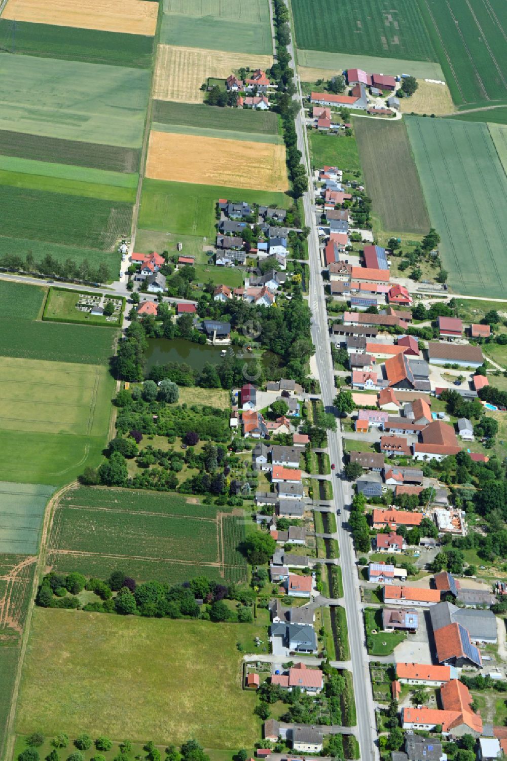 Luftaufnahme Karlshuld - Wohngebiet einer Einfamilienhaus- Siedlung entlang der Ingolstadter Straße in Karlshuld im Bundesland Bayern, Deutschland