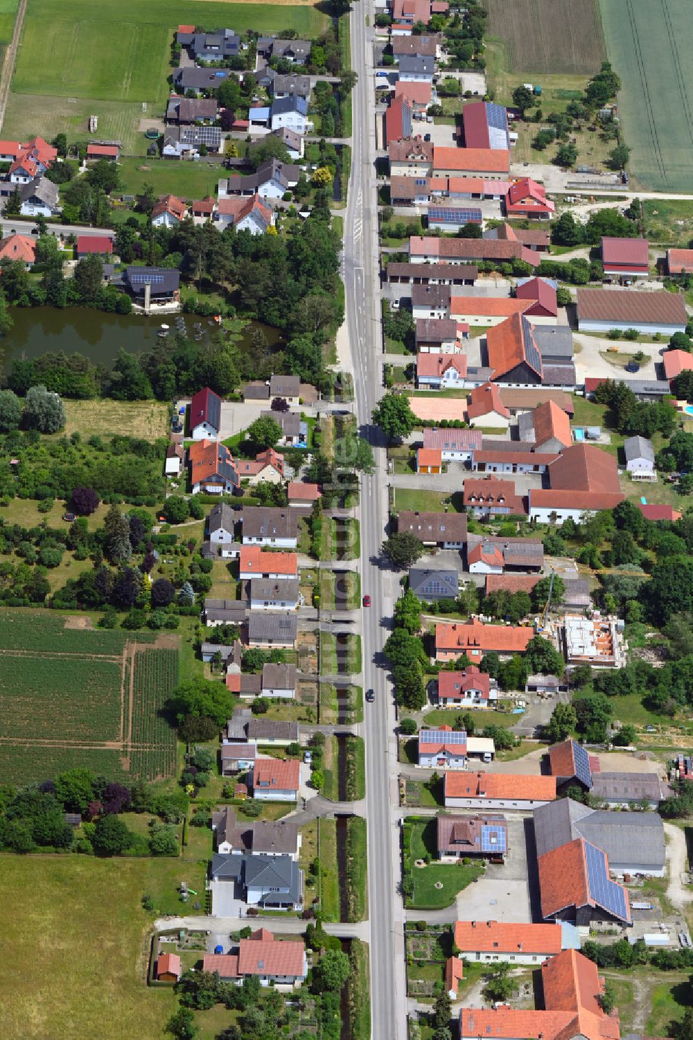 Karlshuld von oben - Wohngebiet einer Einfamilienhaus- Siedlung entlang der Ingolstadter Straße in Karlshuld im Bundesland Bayern, Deutschland