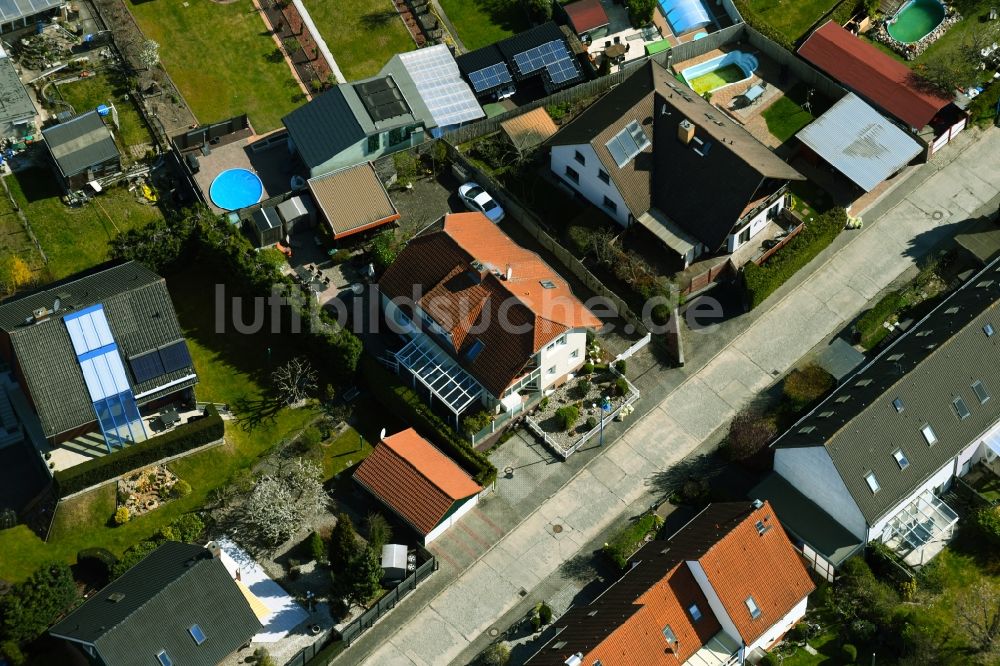 Bernau von oben - Wohngebiet einer Einfamilienhaus- Siedlung entlang der Julian- Marchlewski-Straße in Bernau im Bundesland Brandenburg, Deutschland