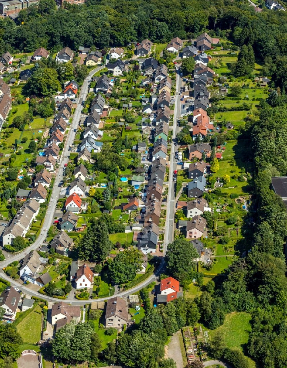 Ennepetal von oben - Wohngebiet einer Einfamilienhaus- Siedlung entlang der Leibnizstraße in Ennepetal im Bundesland Nordrhein-Westfalen - NRW, Deutschland