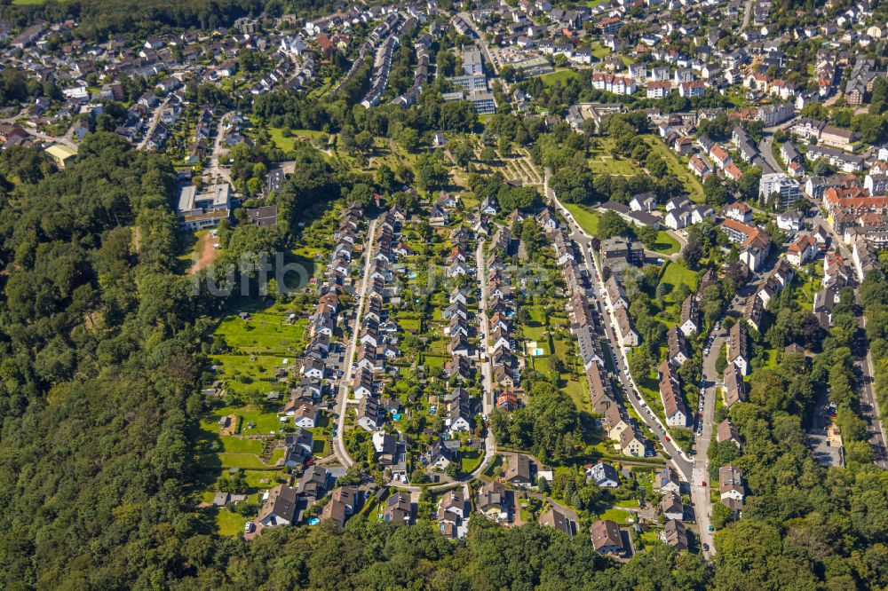 Ennepetal aus der Vogelperspektive: Wohngebiet einer Einfamilienhaus- Siedlung entlang der Leibnizstraße in Ennepetal im Bundesland Nordrhein-Westfalen - NRW, Deutschland