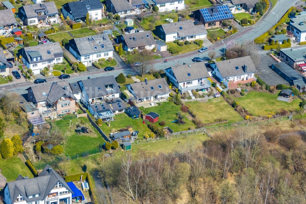 Meschede von oben - Wohngebiet einer Einfamilienhaus- Siedlung entlang der Liegnitzer Straße in Meschede im Bundesland Nordrhein-Westfalen, Deutschland