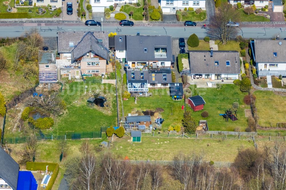 Meschede aus der Vogelperspektive: Wohngebiet einer Einfamilienhaus- Siedlung entlang der Liegnitzer Straße in Meschede im Bundesland Nordrhein-Westfalen, Deutschland