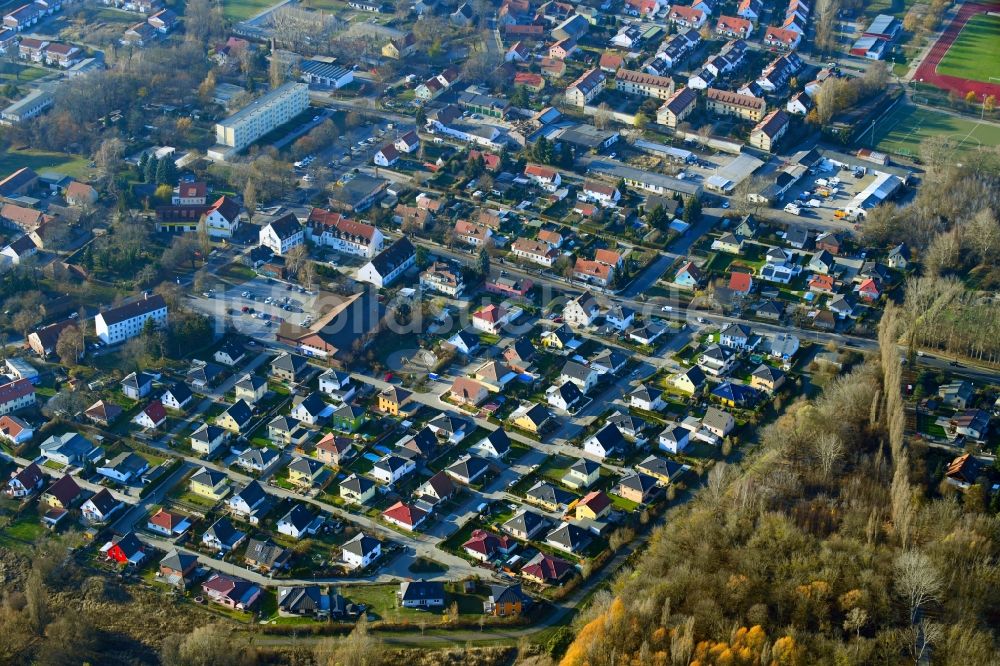 Berlin aus der Vogelperspektive: Wohngebiet einer Einfamilienhaus- Siedlung entlang der Lindenberger Straße - Am Wartenberger Luch - Am Genossenschaftsring im Ortsteil Hohenschönhausen in Berlin, Deutschland