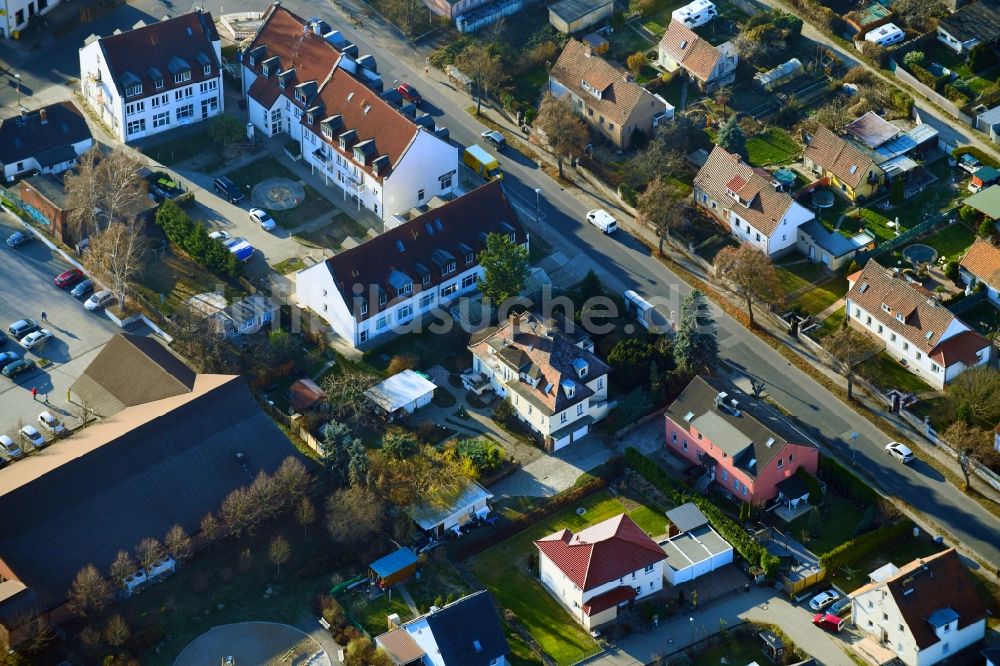 Luftbild Berlin - Wohngebiet einer Einfamilienhaus- Siedlung entlang der Lindenberger Straße - Am Wartenberger Luch - Am Genossenschaftsring im Ortsteil Hohenschönhausen in Berlin, Deutschland