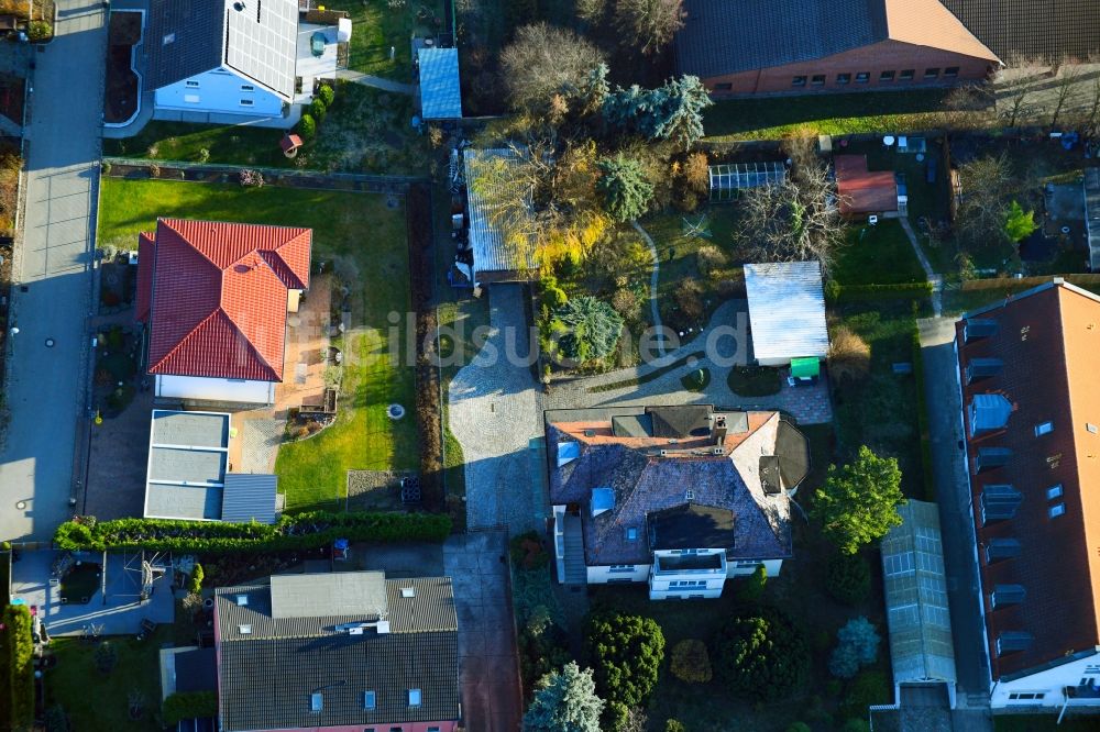 Berlin von oben - Wohngebiet einer Einfamilienhaus- Siedlung entlang der Lindenberger Straße - Am Wartenberger Luch - Am Genossenschaftsring im Ortsteil Hohenschönhausen in Berlin, Deutschland