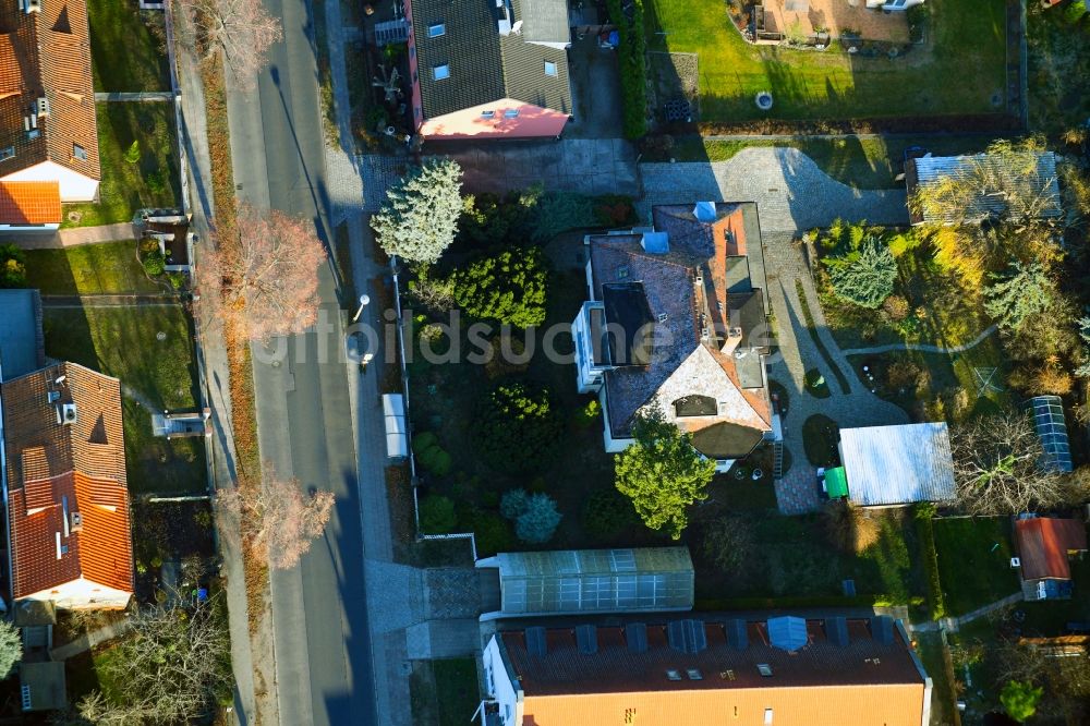 Berlin von oben - Wohngebiet einer Einfamilienhaus- Siedlung entlang der Lindenberger Straße - Am Wartenberger Luch - Am Genossenschaftsring im Ortsteil Hohenschönhausen in Berlin, Deutschland