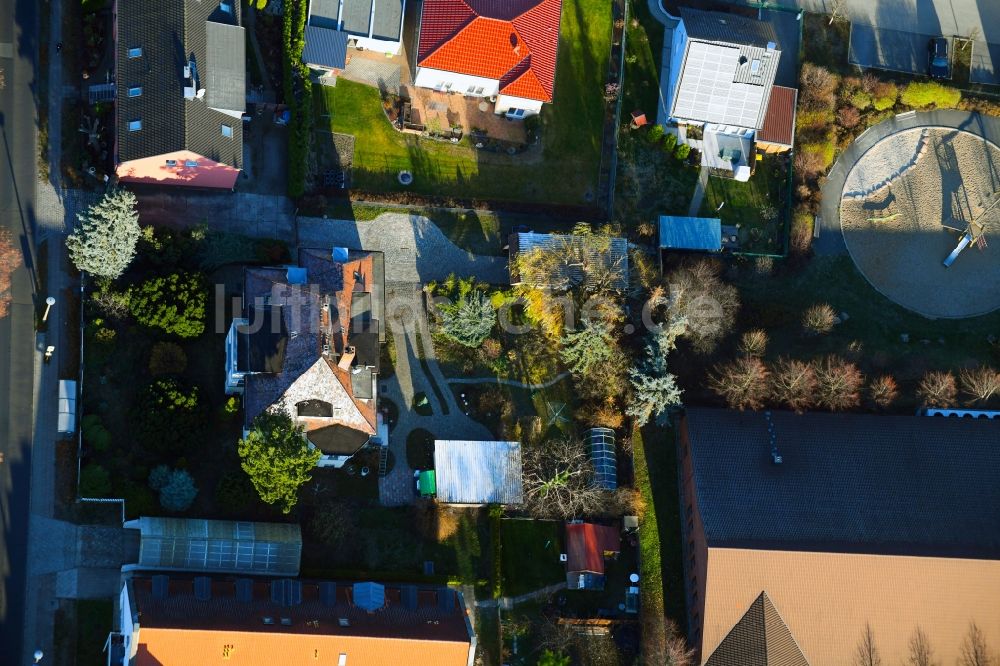 Berlin aus der Vogelperspektive: Wohngebiet einer Einfamilienhaus- Siedlung entlang der Lindenberger Straße - Am Wartenberger Luch - Am Genossenschaftsring im Ortsteil Hohenschönhausen in Berlin, Deutschland