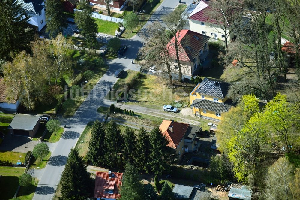 Falkensee von oben - Wohngebiet einer Einfamilienhaus- Siedlung entlang der Mannheimer Straße in Falkensee im Bundesland Brandenburg, Deutschland