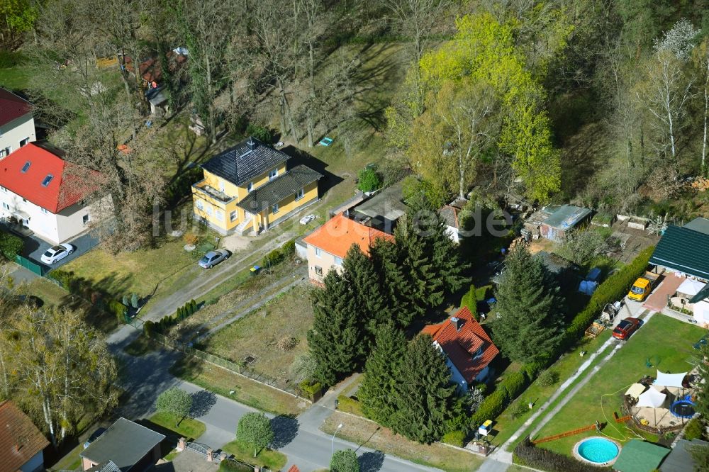 Falkensee aus der Vogelperspektive: Wohngebiet einer Einfamilienhaus- Siedlung entlang der Mannheimer Straße in Falkensee im Bundesland Brandenburg, Deutschland