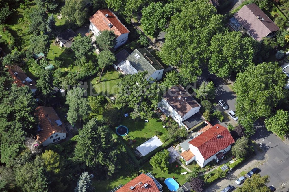 Luftbild Berlin - Wohngebiet einer Einfamilienhaus- Siedlung entlang der Platanenstraße im Ortsteil Niederschönhausen in Berlin, Deutschland