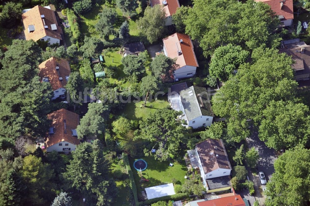 Luftaufnahme Berlin - Wohngebiet einer Einfamilienhaus- Siedlung entlang der Platanenstraße im Ortsteil Niederschönhausen in Berlin, Deutschland