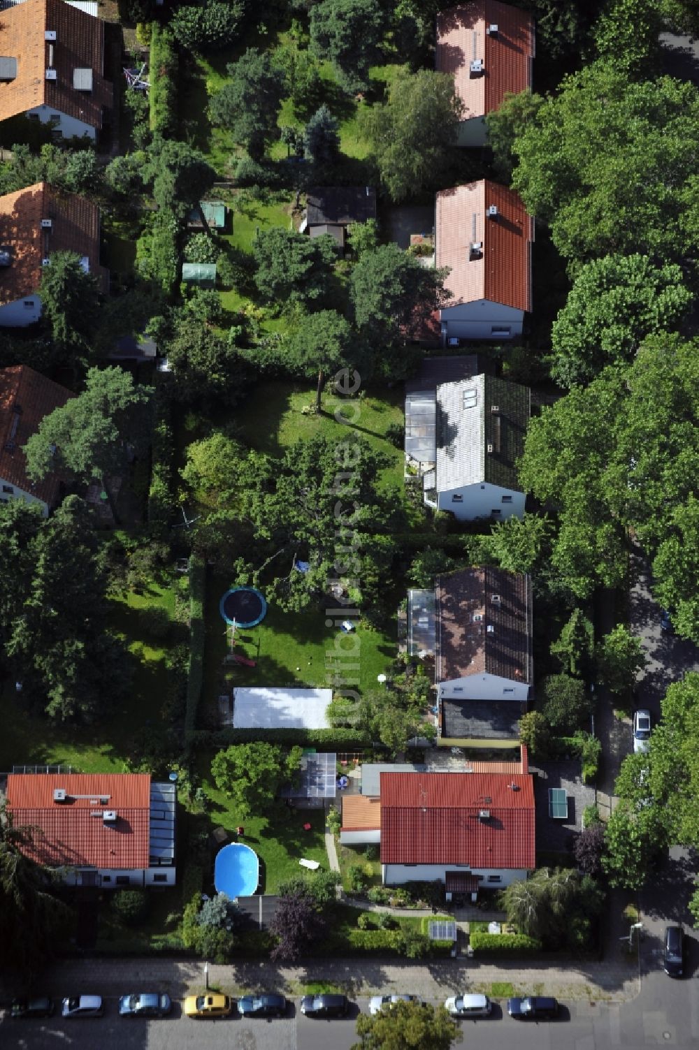 Berlin von oben - Wohngebiet einer Einfamilienhaus- Siedlung entlang der Platanenstraße im Ortsteil Niederschönhausen in Berlin, Deutschland