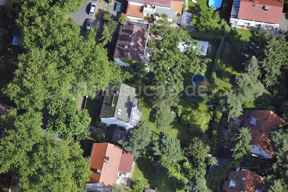 Luftaufnahme Berlin - Wohngebiet einer Einfamilienhaus- Siedlung entlang der Platanenstraße im Ortsteil Niederschönhausen in Berlin, Deutschland