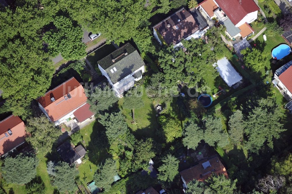 Luftbild Berlin - Wohngebiet einer Einfamilienhaus- Siedlung entlang der Platanenstraße im Ortsteil Niederschönhausen in Berlin, Deutschland