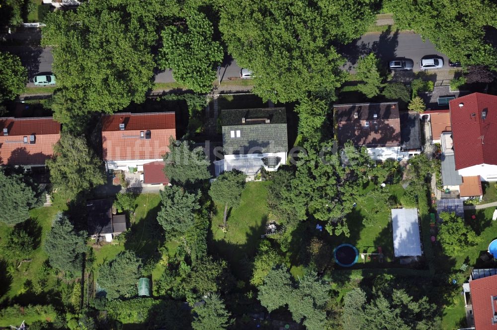 Luftaufnahme Berlin - Wohngebiet einer Einfamilienhaus- Siedlung entlang der Platanenstraße im Ortsteil Niederschönhausen in Berlin, Deutschland